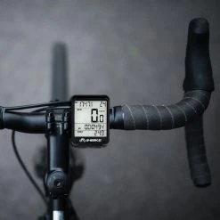 Amenzo© Fietscomputer Draadloos - Kilometerteller - NL Handleiding - Draadloze En Waterdichte Snelheidsmeter - Makkelijke Bevestiging - Fiets GPS - Zwart - Racefiets -Fietsenwinkel 1200x1200 1007