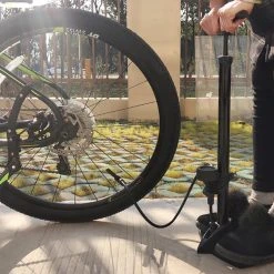 Matzwarte Fietspomp Met Drukmeter én Extra Ventielen - Multifunctioneel Mondstuk – Schrader En Presta – Aluminium Lichtgewicht Vloerpomp – Ballenpomp/ Scooterpomp/ Autobandenpomp 18 Matzwarte Fietspomp Met Drukmeter én Extra Ventielen - Multifunctioneel Mondstuk – Schrader En Presta – Aluminium Lichtgewicht Vloerpomp – Ballenpomp/ Scooterpomp/ Autobandenpomp -Fietsenwinkel 1200x1200 624