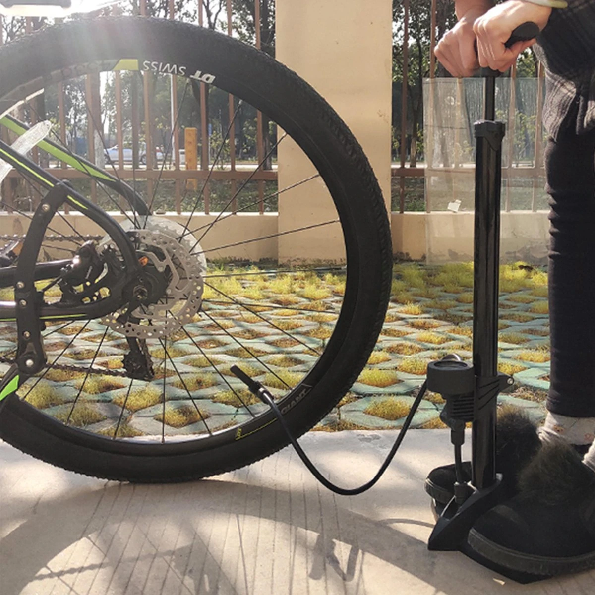 Matzwarte Fietspomp Met Drukmeter én Extra Ventielen - Multifunctioneel Mondstuk – Schrader En Presta – Aluminium Lichtgewicht Vloerpomp – Ballenpomp/ Scooterpomp/ Autobandenpomp 8 Matzwarte Fietspomp Met Drukmeter én Extra Ventielen - Multifunctioneel Mondstuk – Schrader En Presta – Aluminium Lichtgewicht Vloerpomp – Ballenpomp/ Scooterpomp/ Autobandenpomp - Afbeelding 6