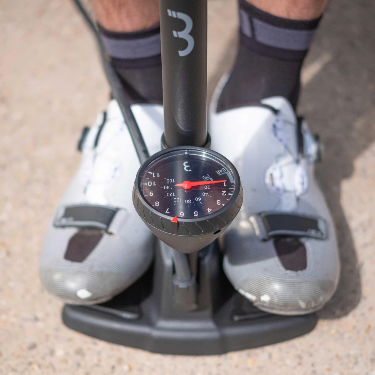 BBB Cycling AirWave Fietspomp Met Drukmeter - Fiets Pomp Racefiets En Mountainbike - Voetpomp Fiets 9 Bar - Zwart - BFP-20 5 BBB Cycling AirWave Fietspomp Met Drukmeter - Fiets Pomp Racefiets En Mountainbike - Voetpomp Fiets 9 Bar - Zwart - BFP-20 - Afbeelding 3