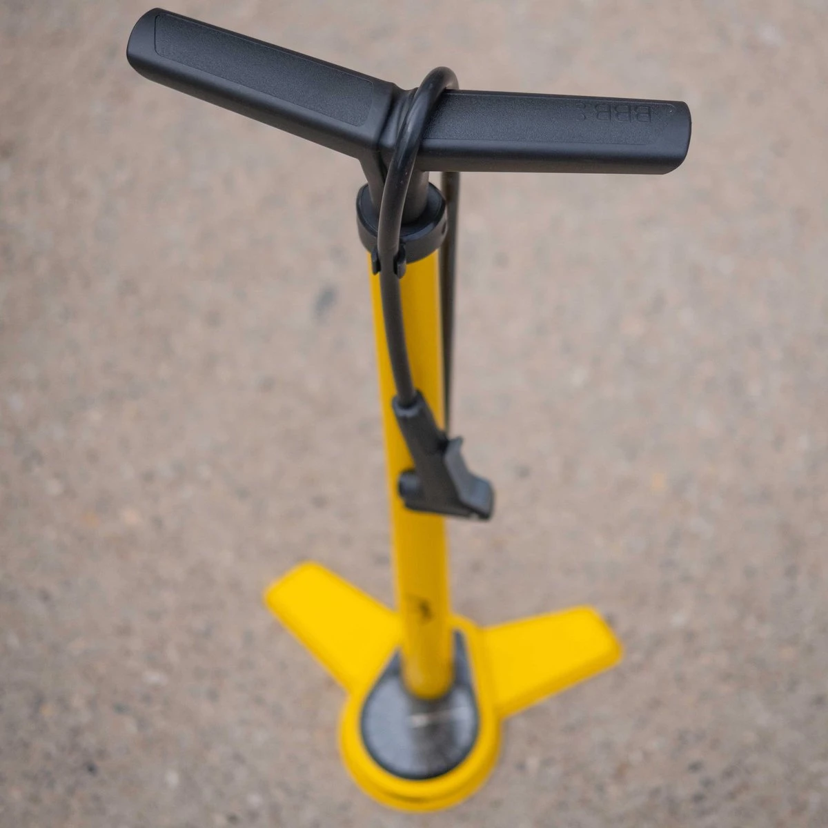 BBB Cycling AirSteel Fietspomp Met Drukmeter - Fiets Pomp Racefiets En Mountainbike - Voetpomp Extra Lang 11 Bar - Geel - BFP-27 4 BBB Cycling AirSteel Fietspomp Met Drukmeter - Fiets Pomp Racefiets En Mountainbike - Voetpomp Extra Lang 11 Bar - Geel - BFP-27 - Afbeelding 2