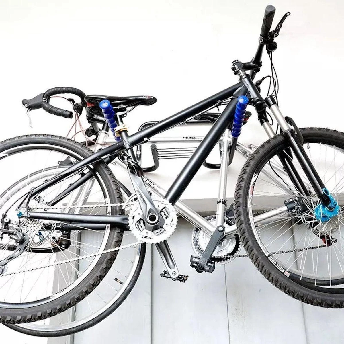 Merkloos Decopatent® Fiets Ophangsysteem Voor 2 Fietsen - Fietsenrek - Legplank Voor Helm - Fietshaak - Muurbeugel Fiets - Wandmontage 9 Merkloos Decopatent® Fiets Ophangsysteem Voor 2 Fietsen - Fietsenrek - Legplank Voor Helm - Fietshaak - Muurbeugel Fiets - Wandmontage - Afbeelding 7