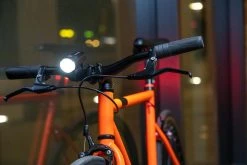 Sigma Sport AURA 30 Fietsverlichting Set - Led Koplamp 30 Lux - CURVE Achterlicht - Inclusief Batterijen -Fietsenwinkel 1200x800 158