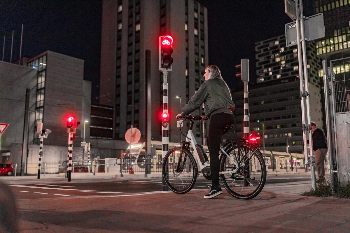 AXA Juno Battery - Fiets Achterlicht - LED Fietsverlichting Op Batterij - Auto Off Systeem - 50 Mm - Rood 6 AXA Juno Battery - Fiets Achterlicht - LED Fietsverlichting Op Batterij - Auto Off Systeem - 50 Mm - Rood - Afbeelding 4