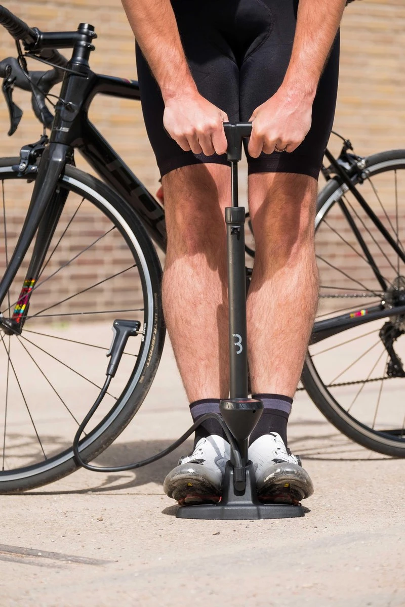 BBB Cycling AirWave Fietspomp Met Drukmeter - Fiets Pomp Racefiets En Mountainbike - Voetpomp Fiets 9 Bar - Zwart - BFP-20 7 BBB Cycling AirWave Fietspomp Met Drukmeter - Fiets Pomp Racefiets En Mountainbike - Voetpomp Fiets 9 Bar - Zwart - BFP-20 - Afbeelding 5