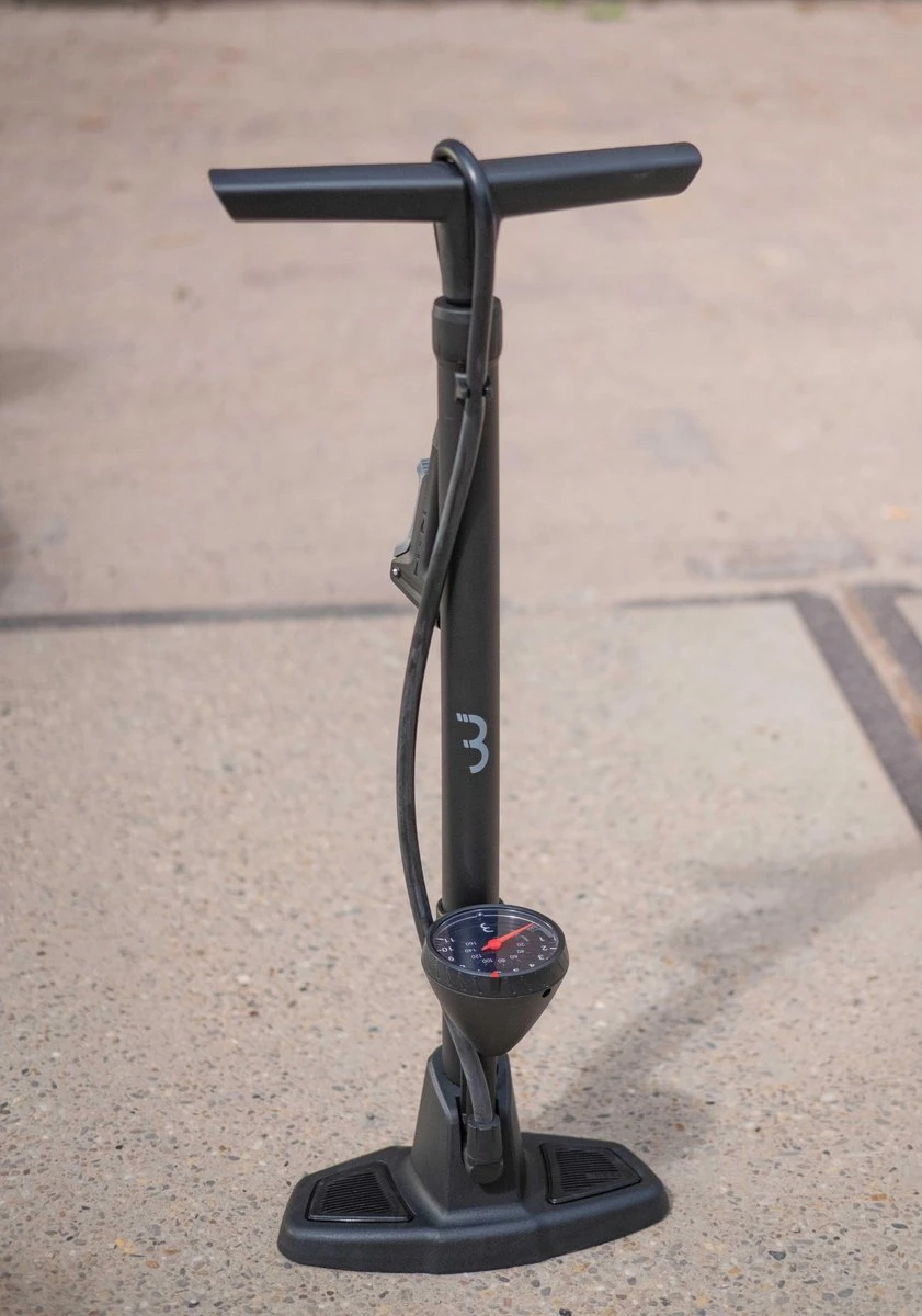 BBB Cycling AirWave Fietspomp Met Drukmeter - Fiets Pomp Racefiets En Mountainbike - Voetpomp Fiets 9 Bar - Zwart - BFP-20 6 BBB Cycling AirWave Fietspomp Met Drukmeter - Fiets Pomp Racefiets En Mountainbike - Voetpomp Fiets 9 Bar - Zwart - BFP-20 - Afbeelding 4